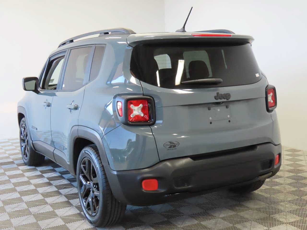 Used 2017 Jeep Renegade Altitude w/ Safety & Security Group FWD image 3