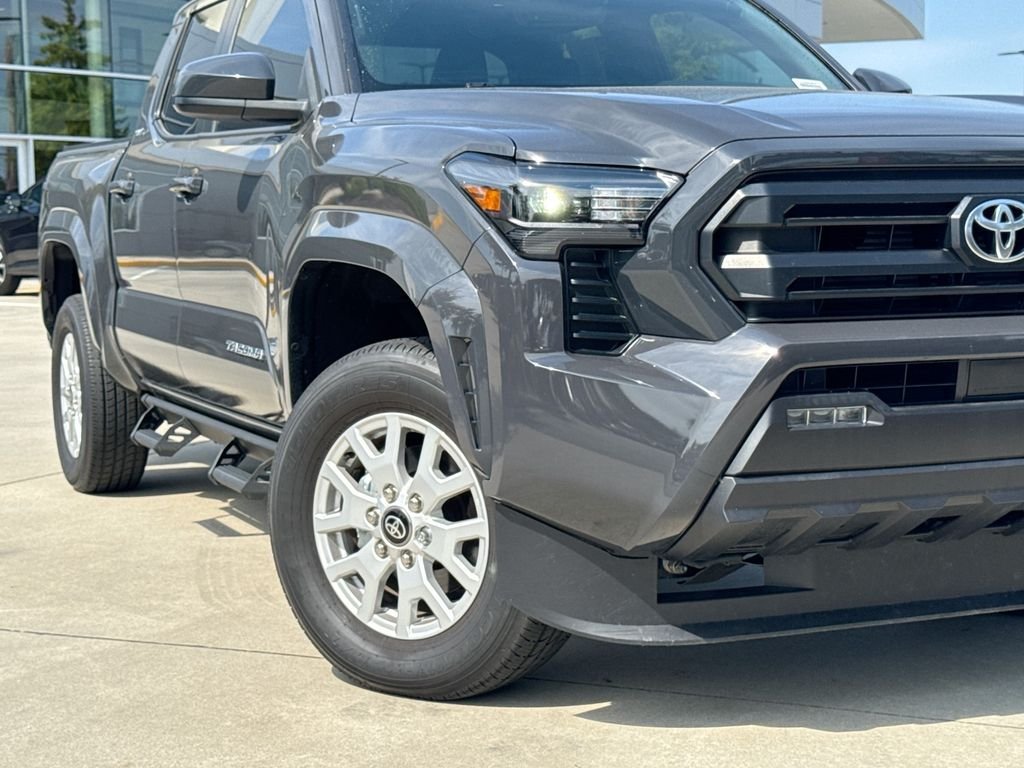 Used 2025 Toyota Tacoma SR5 AWD/4WD image 9