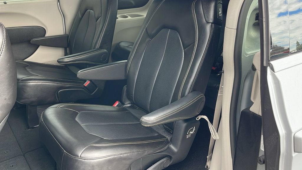 Used 2024 Chrysler Pacifica Touring-L FWD image 12