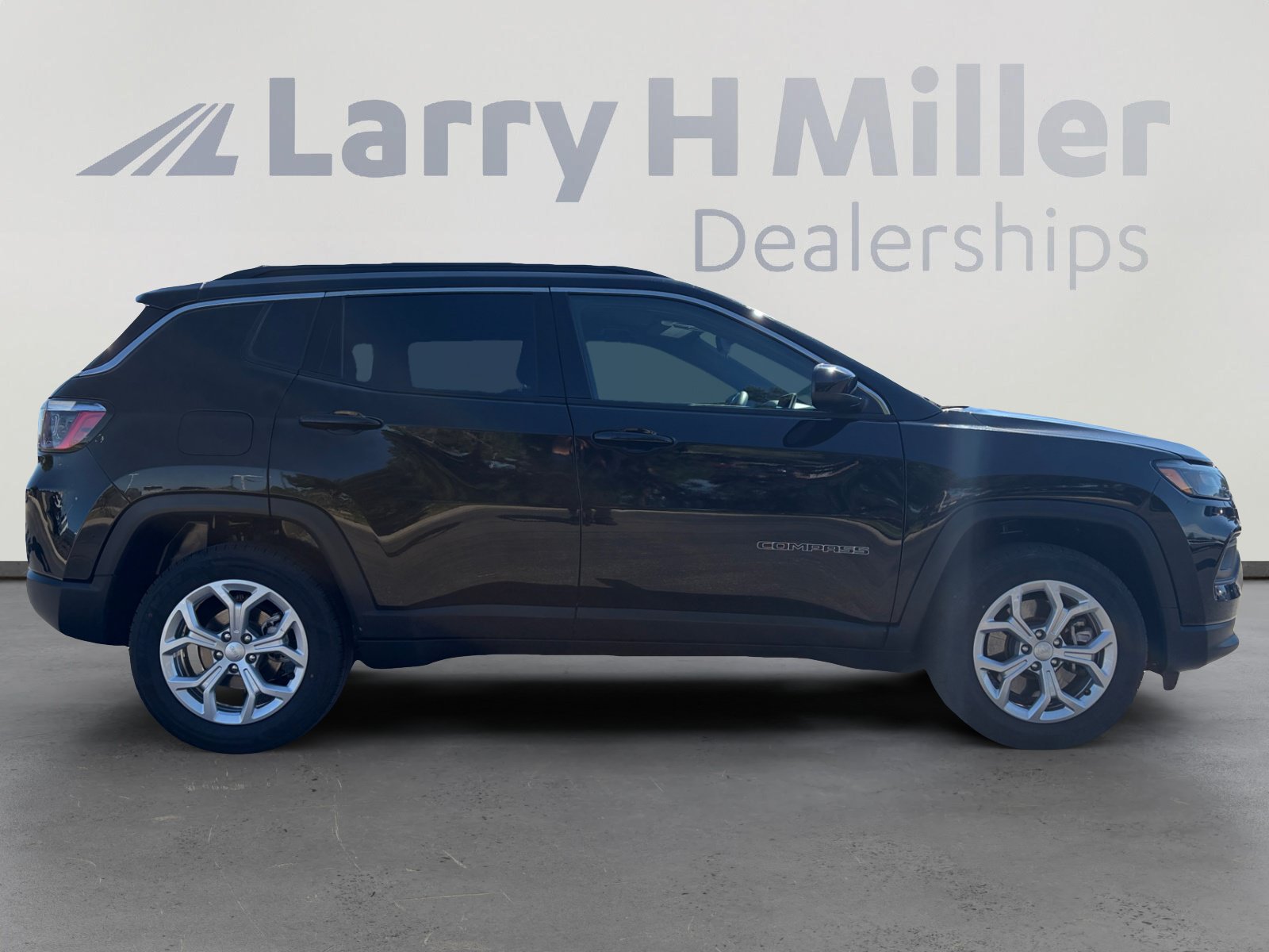 Used 2024 Jeep Compass Latitude AWD/4WD image 6