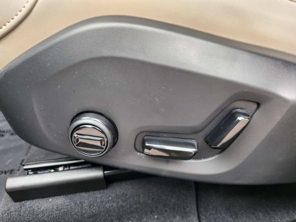 New 2026 Volvo XC60 B5 Plus w/ Protection Package Premier AWD/4WD image 14