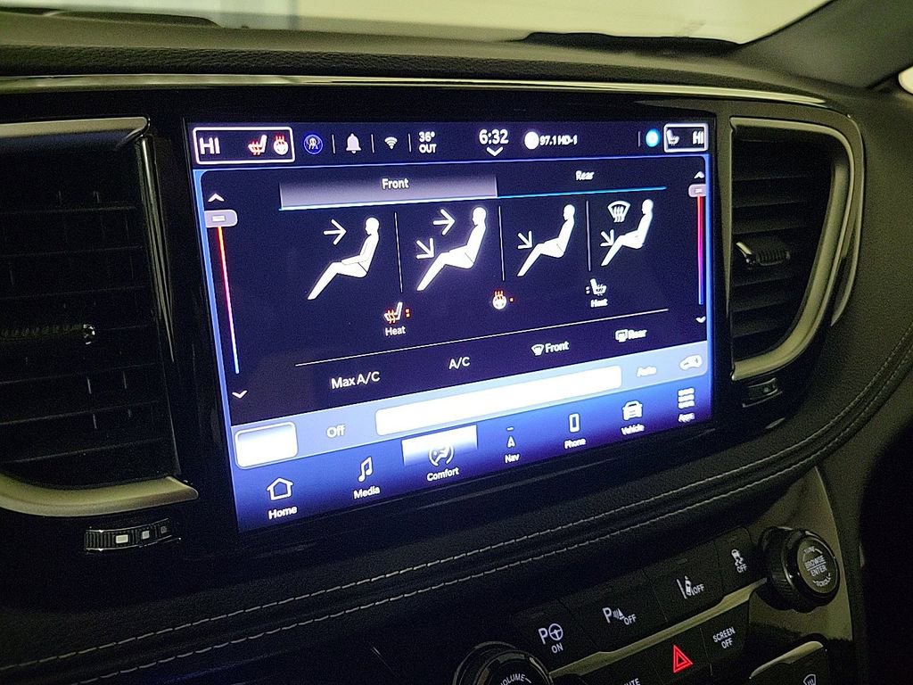 Used 2024 Chrysler Pacifica Select image 18