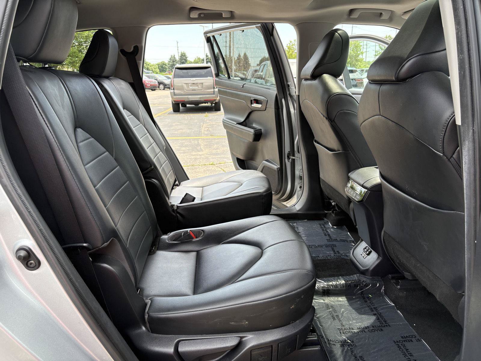 Used 2021 Toyota Highlander XLE AWD/4WD image 14