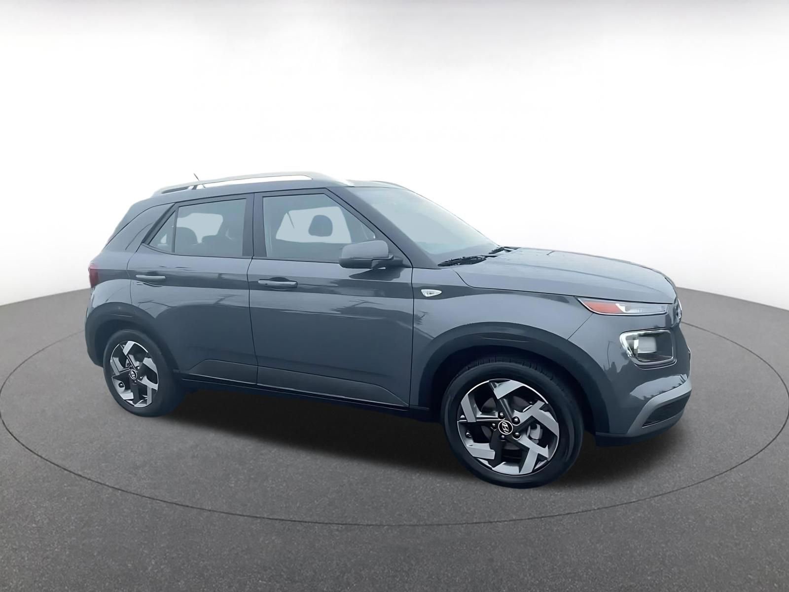 Used 2025 Hyundai Venue SEL image 2