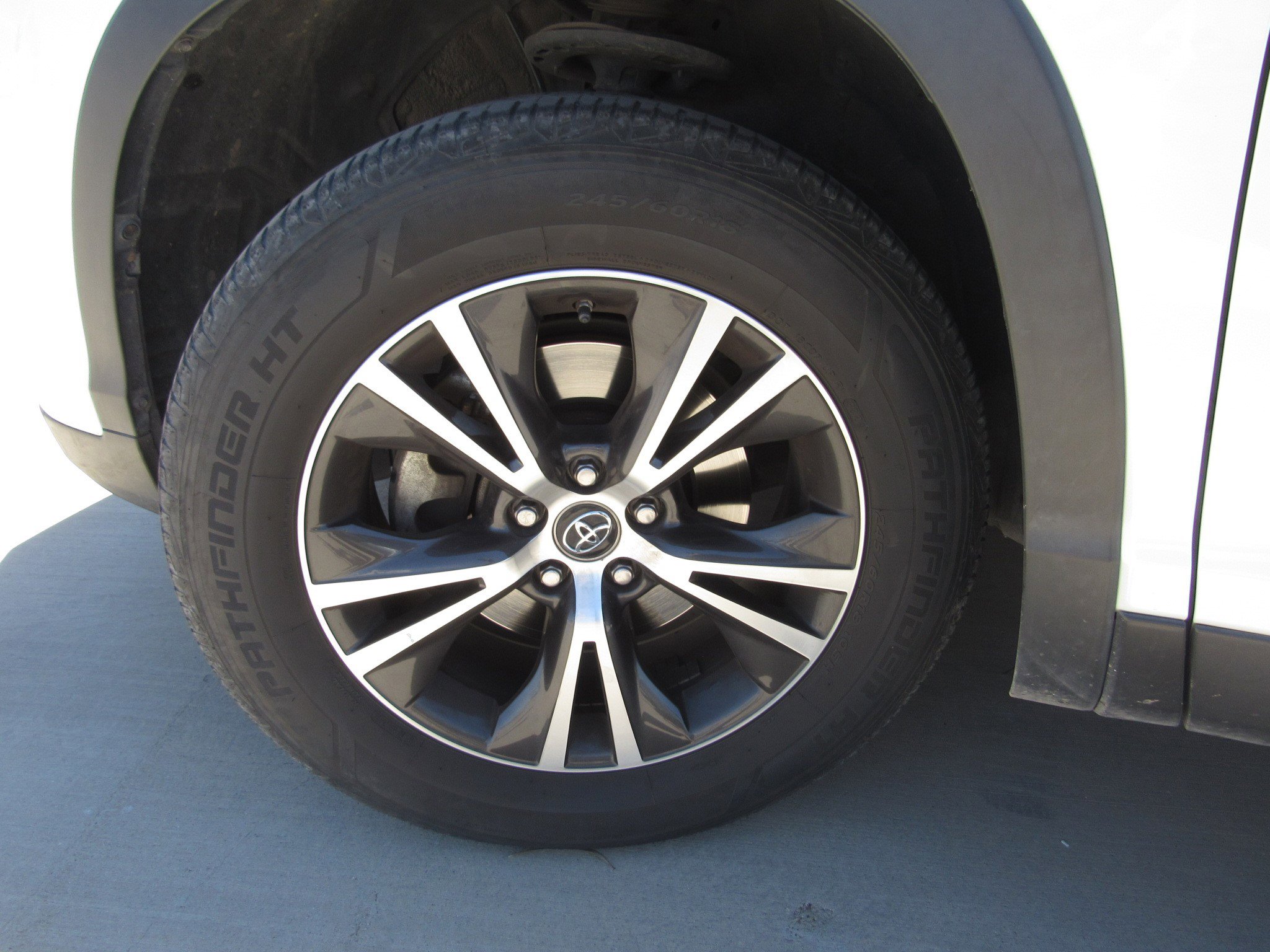 Used 2019 Toyota Highlander LE FWD image 5