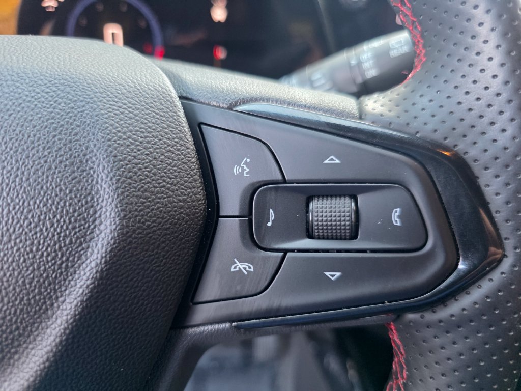 Used 2025 Chevrolet Trax RS w/ Driver Confidence Package FWD image 21