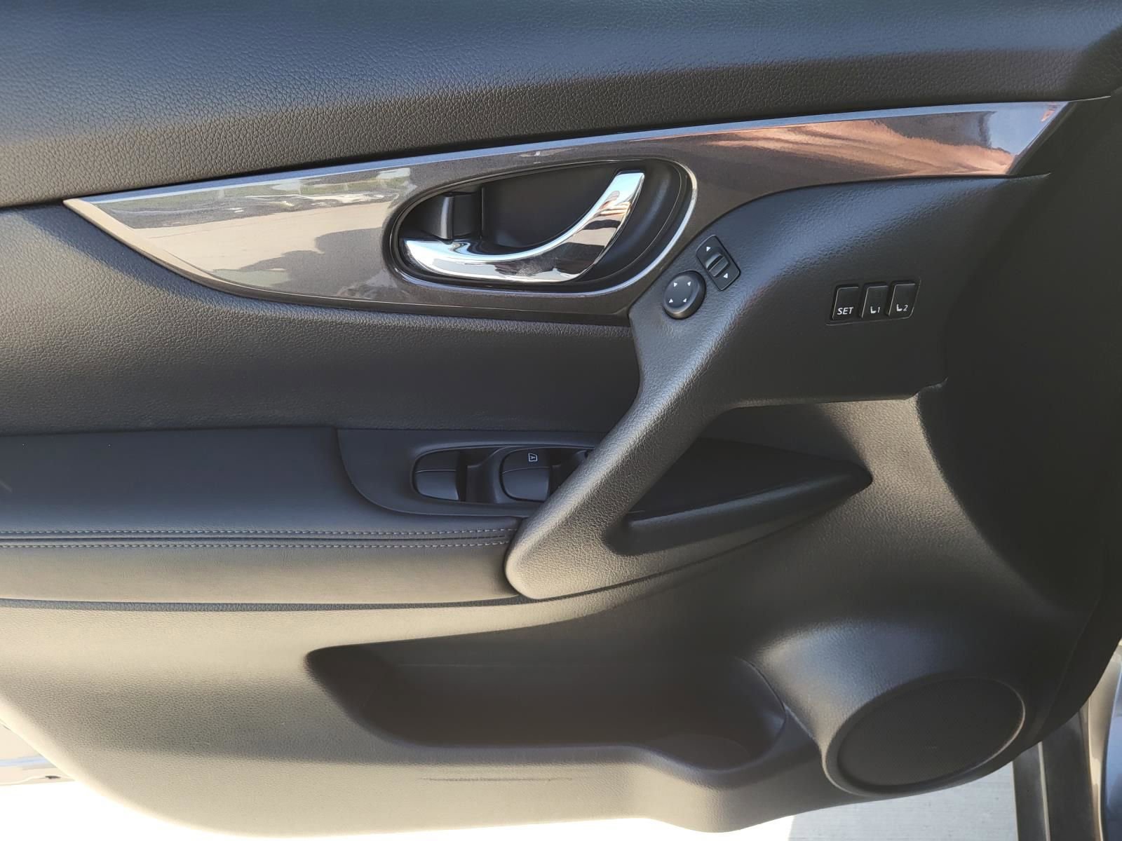 Used 2018 Nissan Rogue SV w/ Premium Package image 18