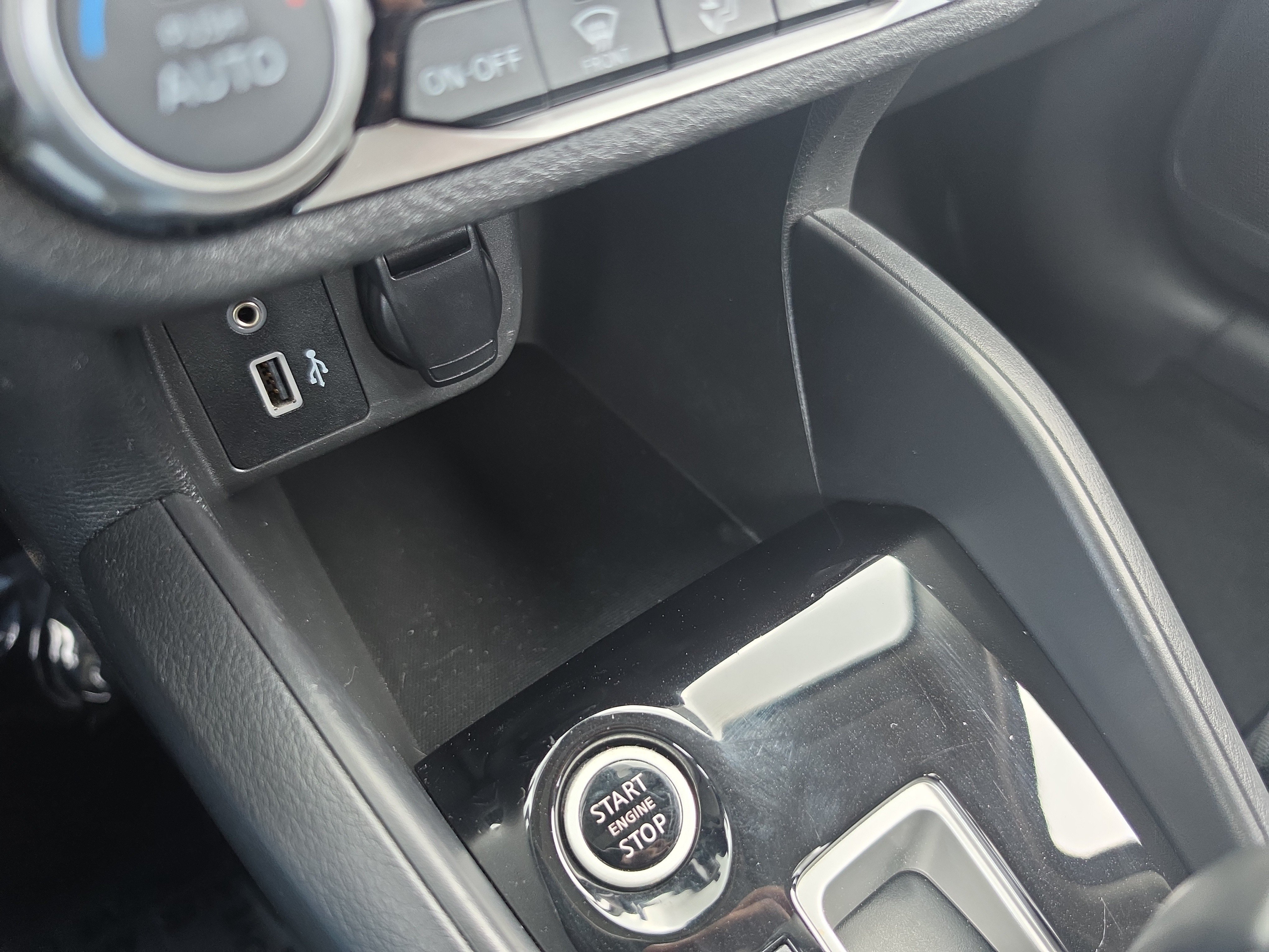 Used 2020 Nissan Versa SR FWD image 20