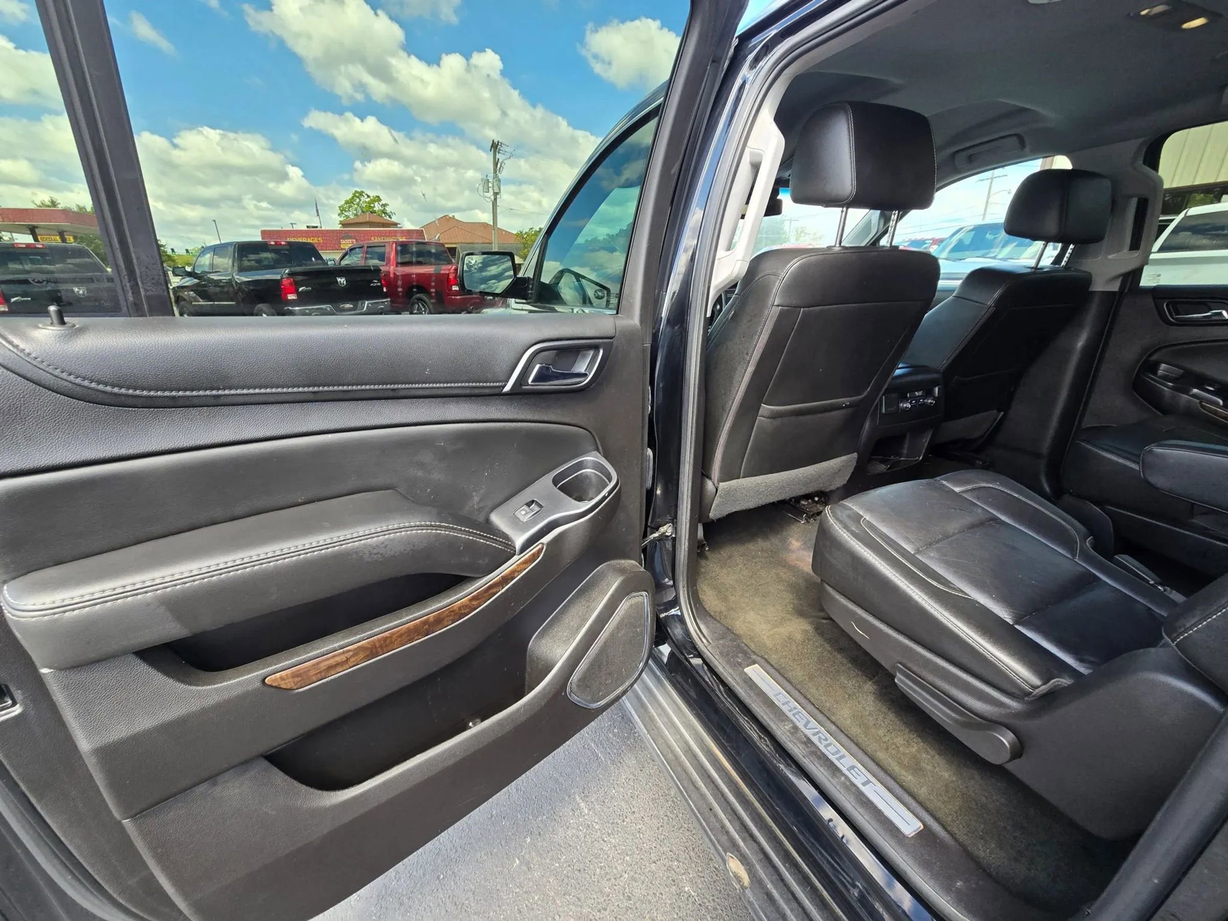 Used 2017 Chevrolet Suburban LT image 12