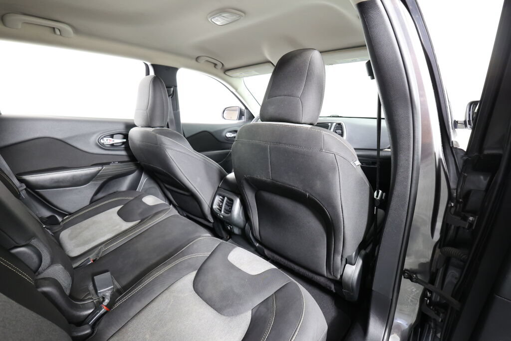 Used 2014 Jeep Cherokee Latitude FWD image 19