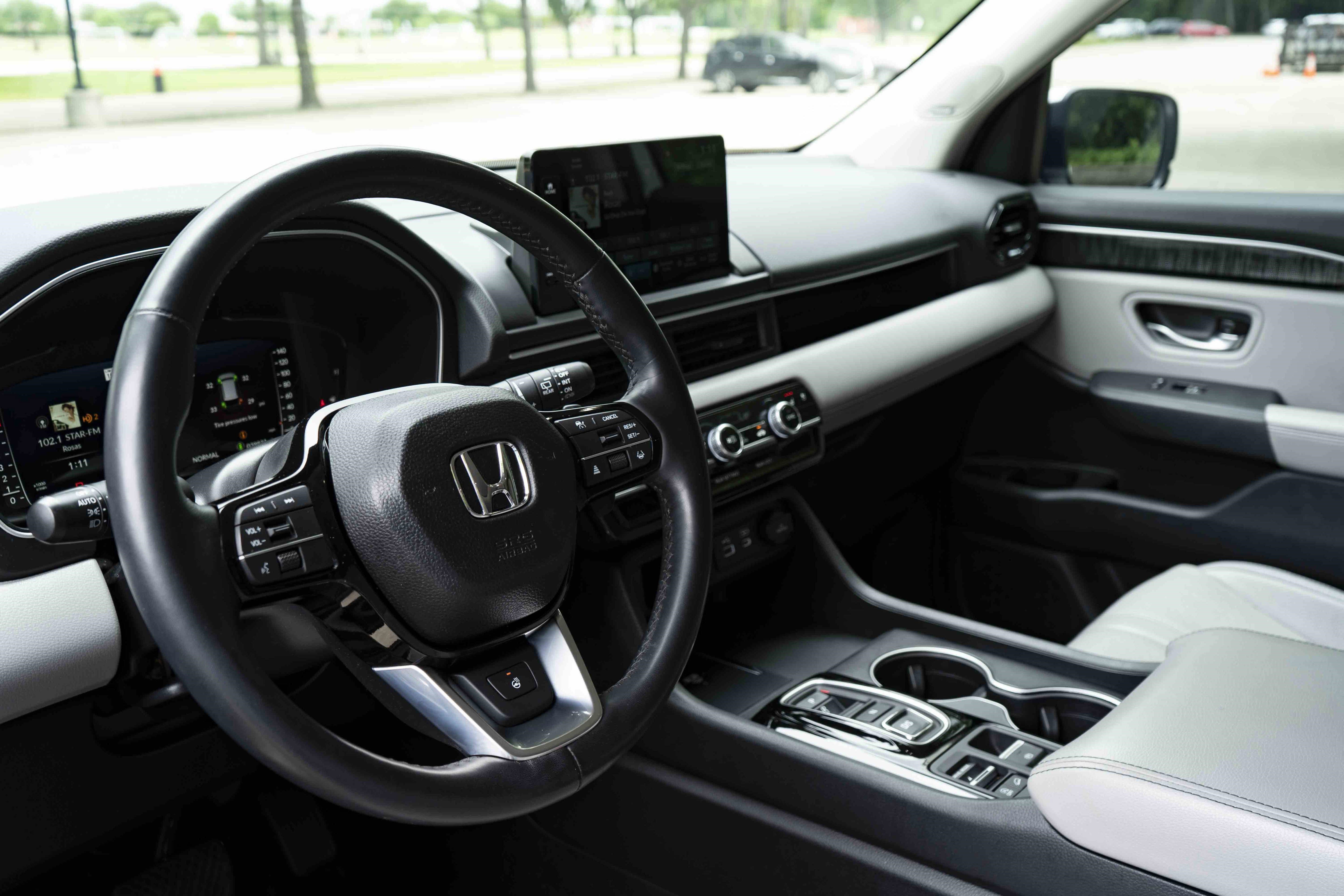 Used 2025 Honda Pilot Elite image 16