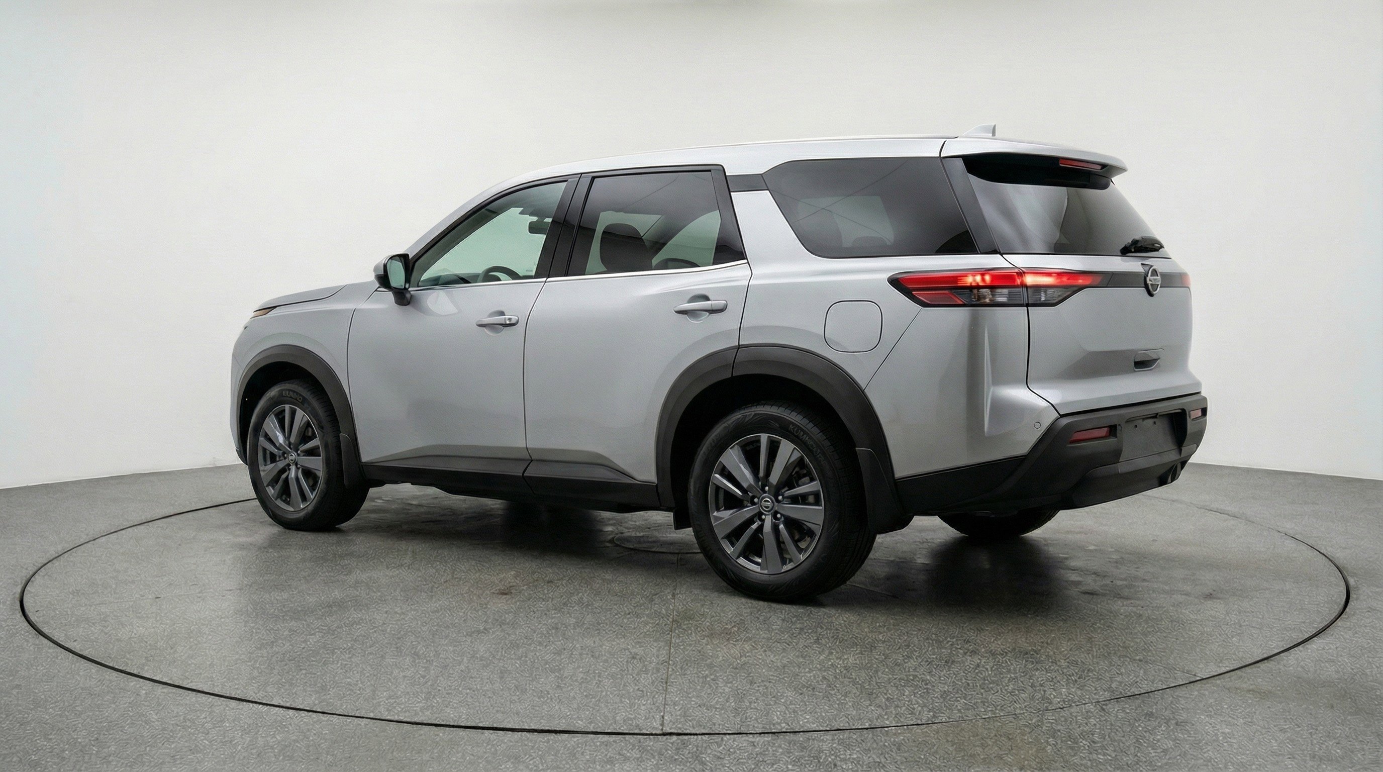 Used 2025 Nissan Pathfinder SV image 6