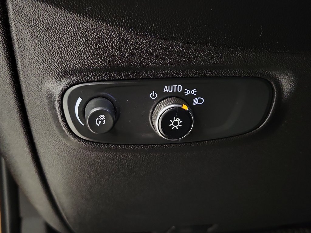 Used 2018 Chevrolet Equinox LT w/ Sun & Infotainment Package FWD image 11