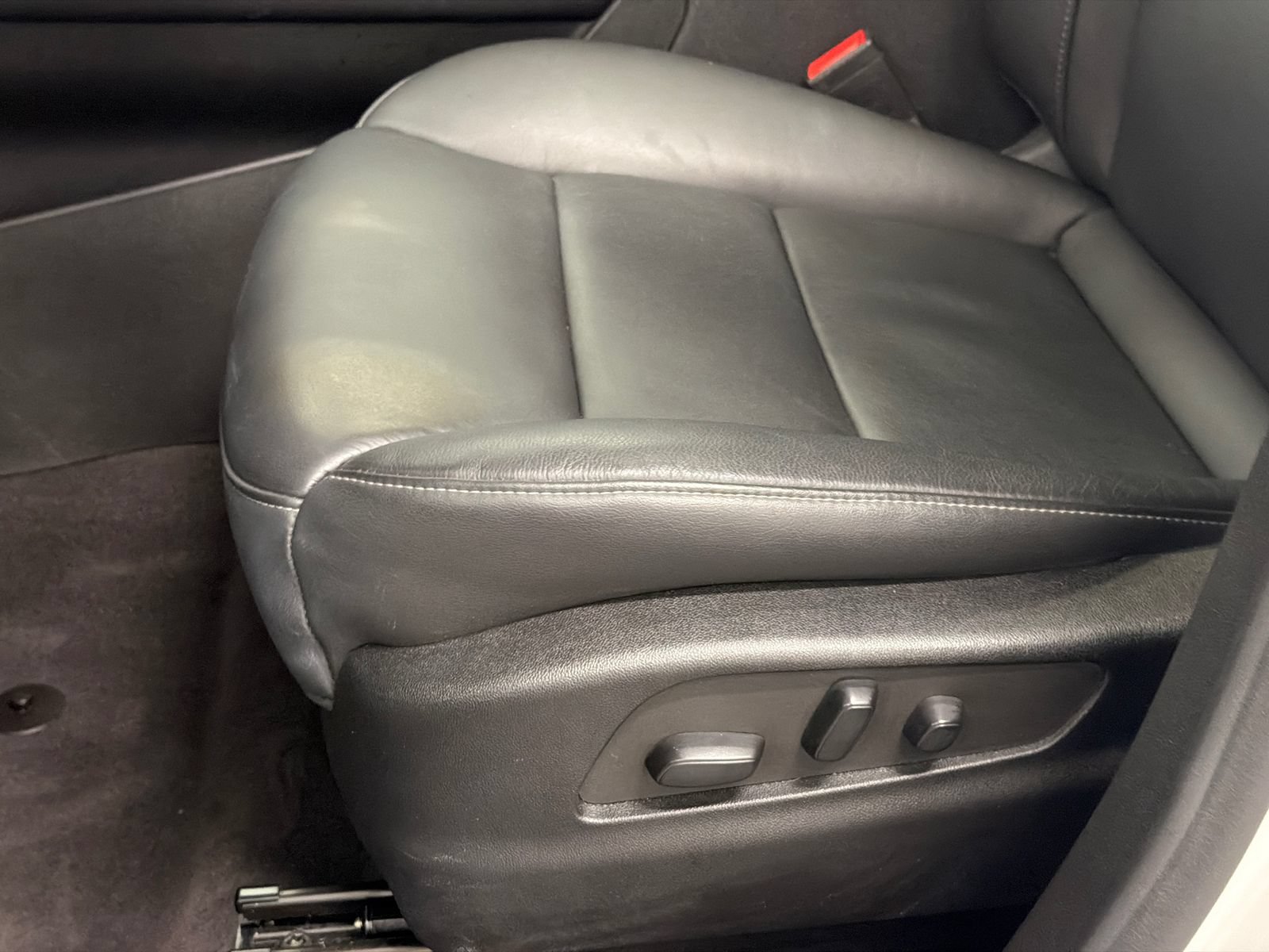 Used 2022 Cadillac XT4 Luxury w/ Cold Weather Package AWD/4WD image 17