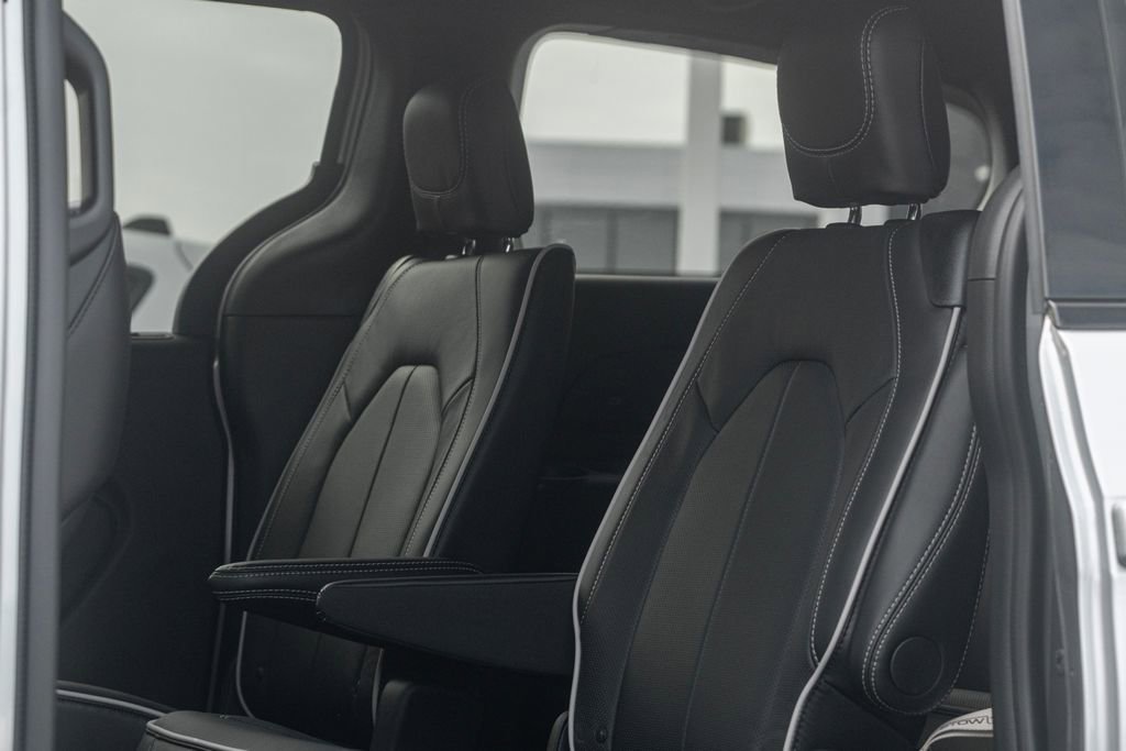 New 2026 Chrysler Pacifica Limited w/ S Appearance Package image 32