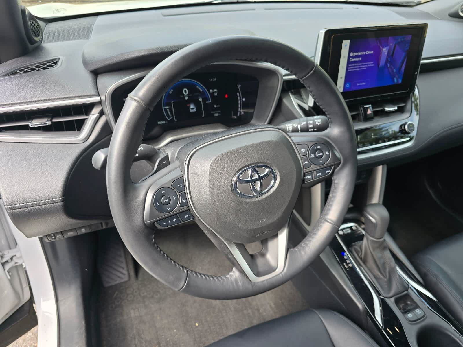 Used 2023 Toyota Corolla Cross AWD Hybrid w/ Convenience Package image 2