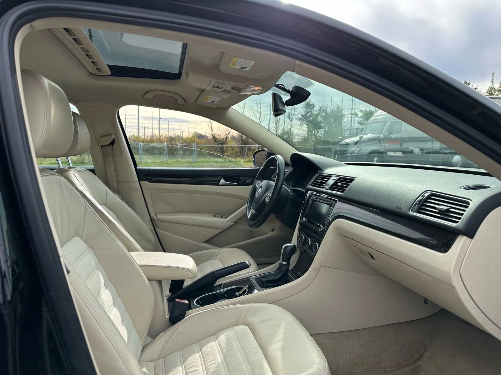 Used 2015 Volkswagen Passat 1.8T SEL Premium image 12