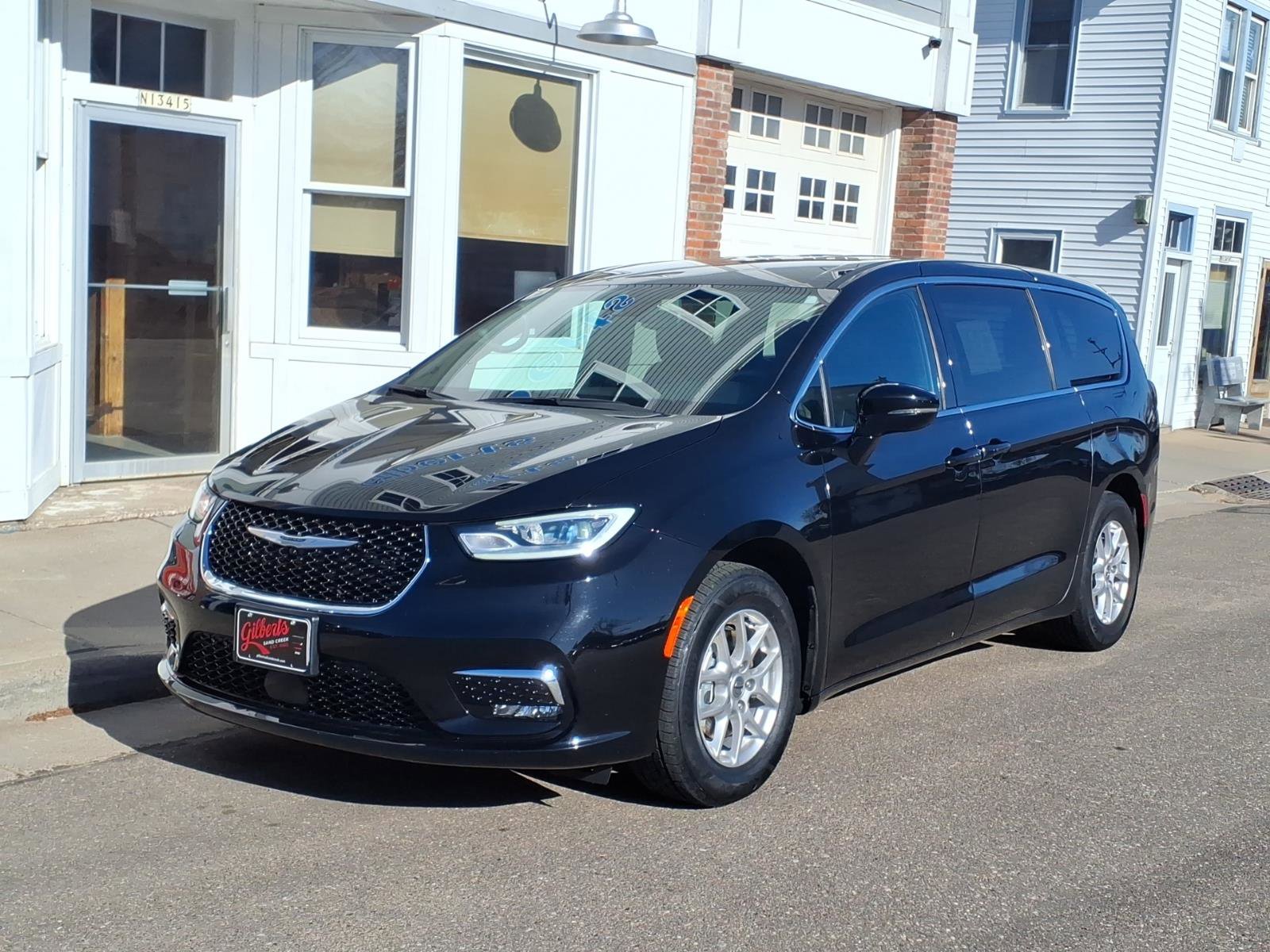 Used 2025 Chrysler Pacifica Select FWD image 2