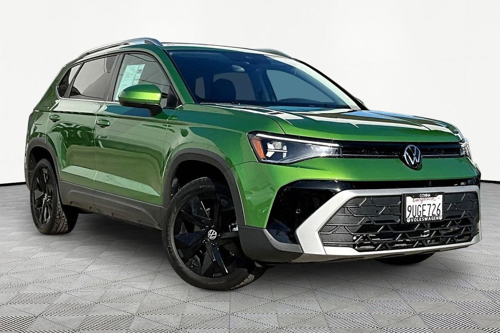 Used 2025 Volkswagen Taos SE image 1