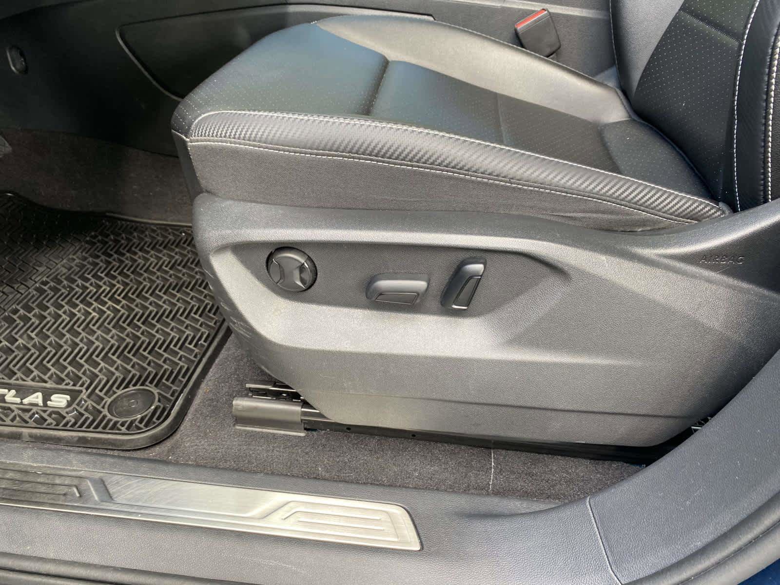 Certified 2023 Volkswagen Atlas Cross Sport SE w/ Panoramic Sunroof Package AWD/4WD image 10