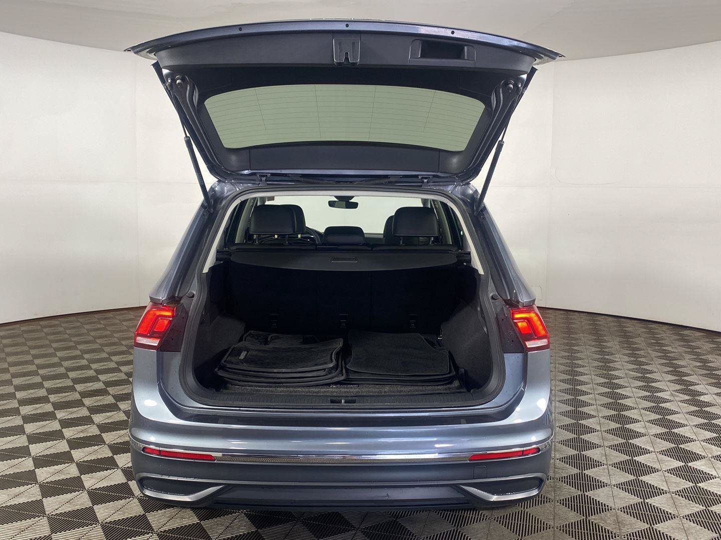 Used 2023 Volkswagen Tiguan SE AWD/4WD image 21
