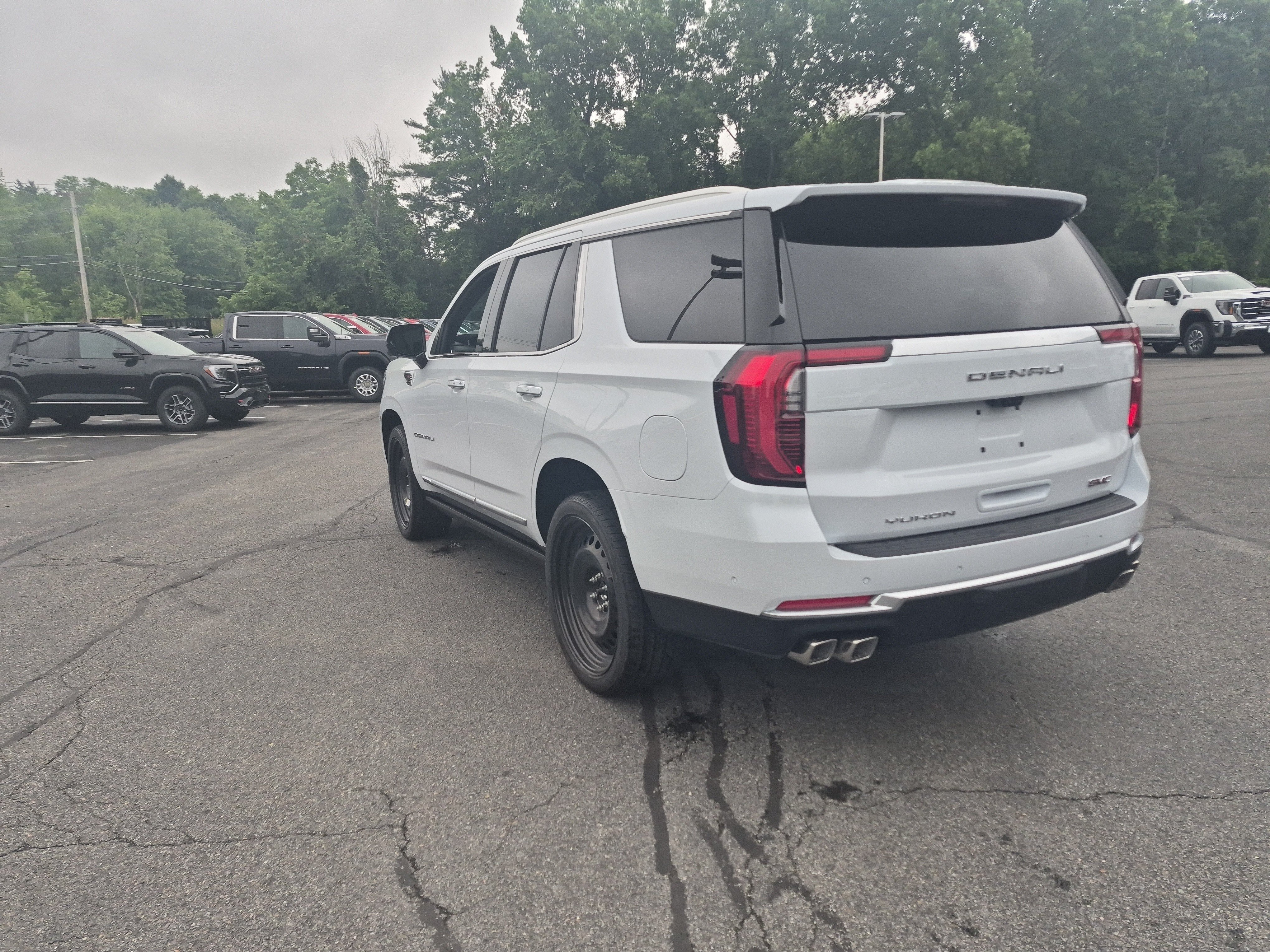 Used 2026 GMC Yukon Denali w/ Denali Reserve Package AWD/4WD image 3