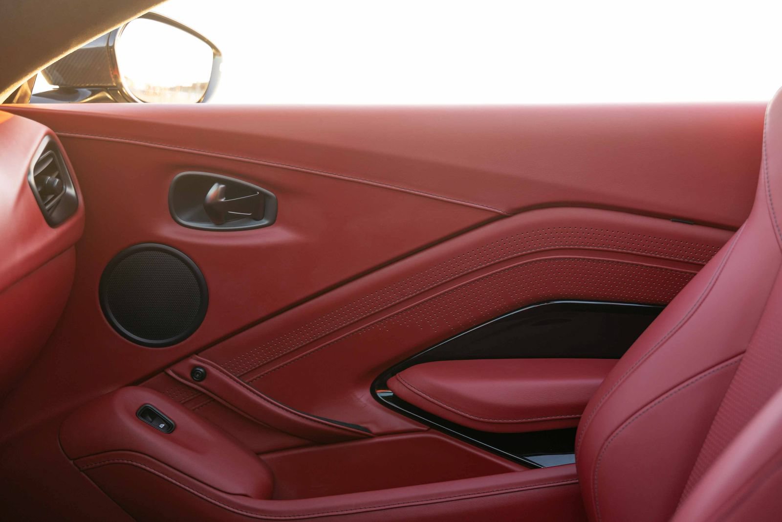 Used 2023 Aston Martin V8 Vantage Roadster RWD image 18