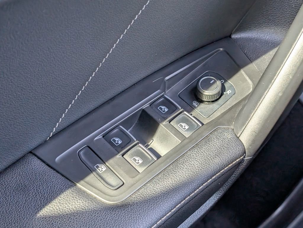 Used 2022 Volkswagen Tiguan SE R-Line image 29