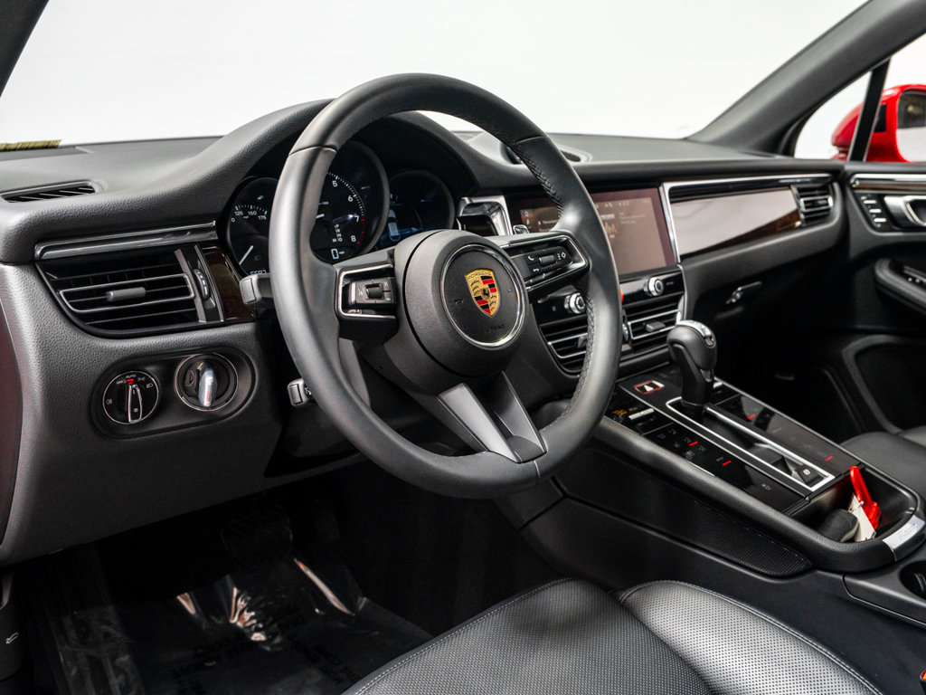 Used 2025 Porsche Macan AWD/4WD image 13