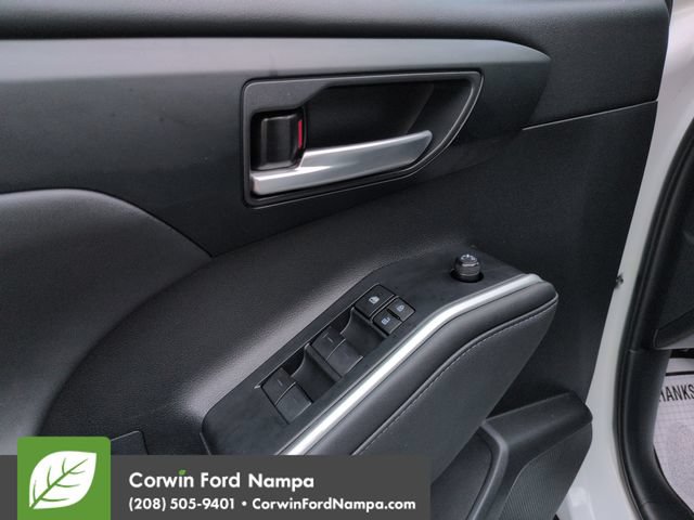 Used 2023 Toyota Highlander XLE AWD/4WD image 11