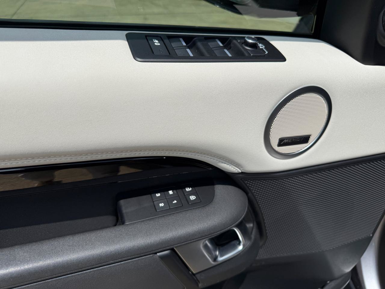 Used 2022 Land Rover Discovery S AWD/4WD image 17