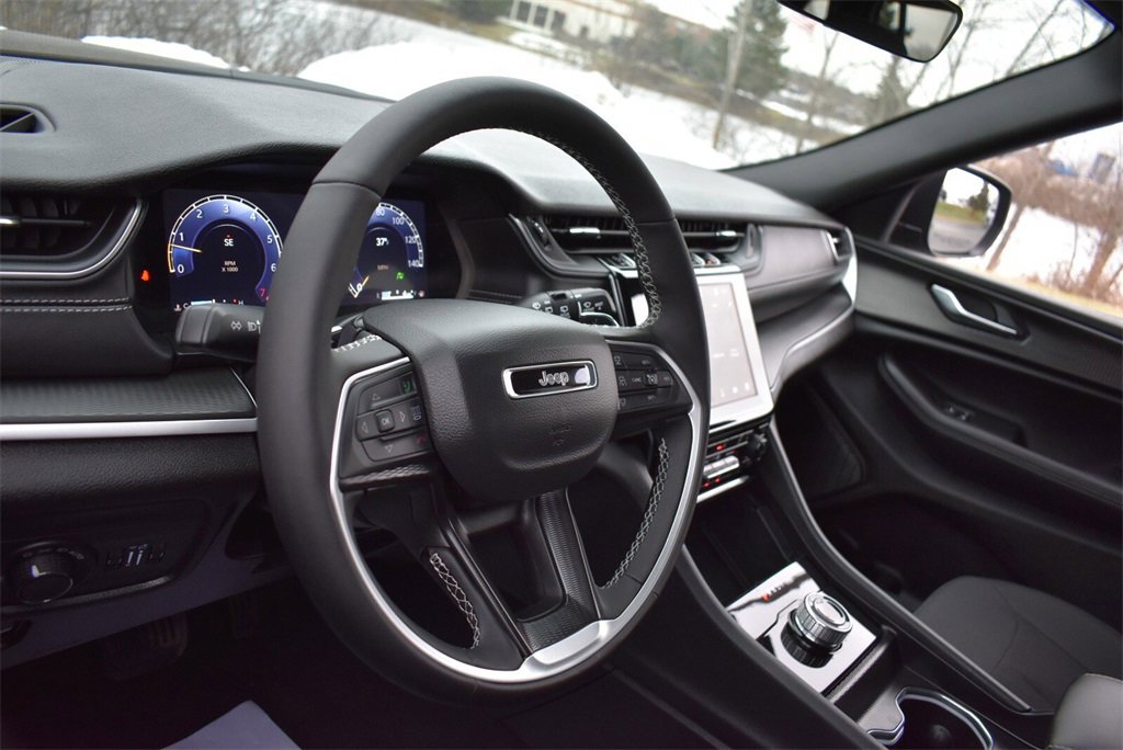 Used 2025 Jeep Grand Cherokee Laredo w/ Luxury Tech Group I image 8