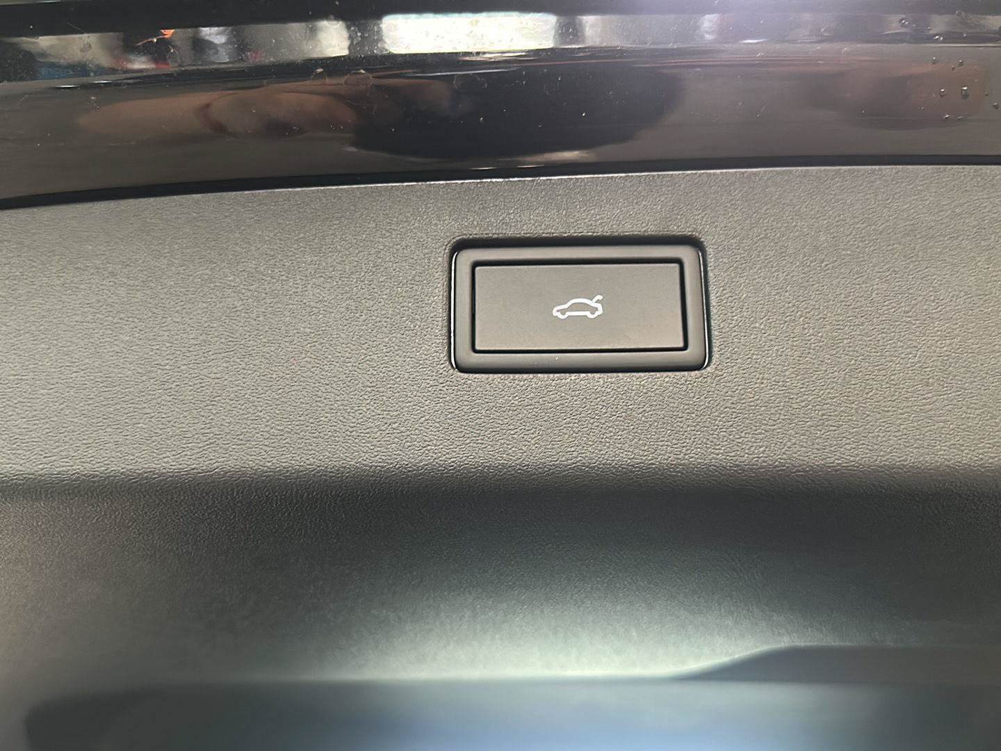 New 2026 Volkswagen Tiguan SEL R-Line AWD/4WD image 16