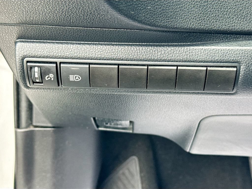 Used 2021 Toyota Corolla LE FWD image 32
