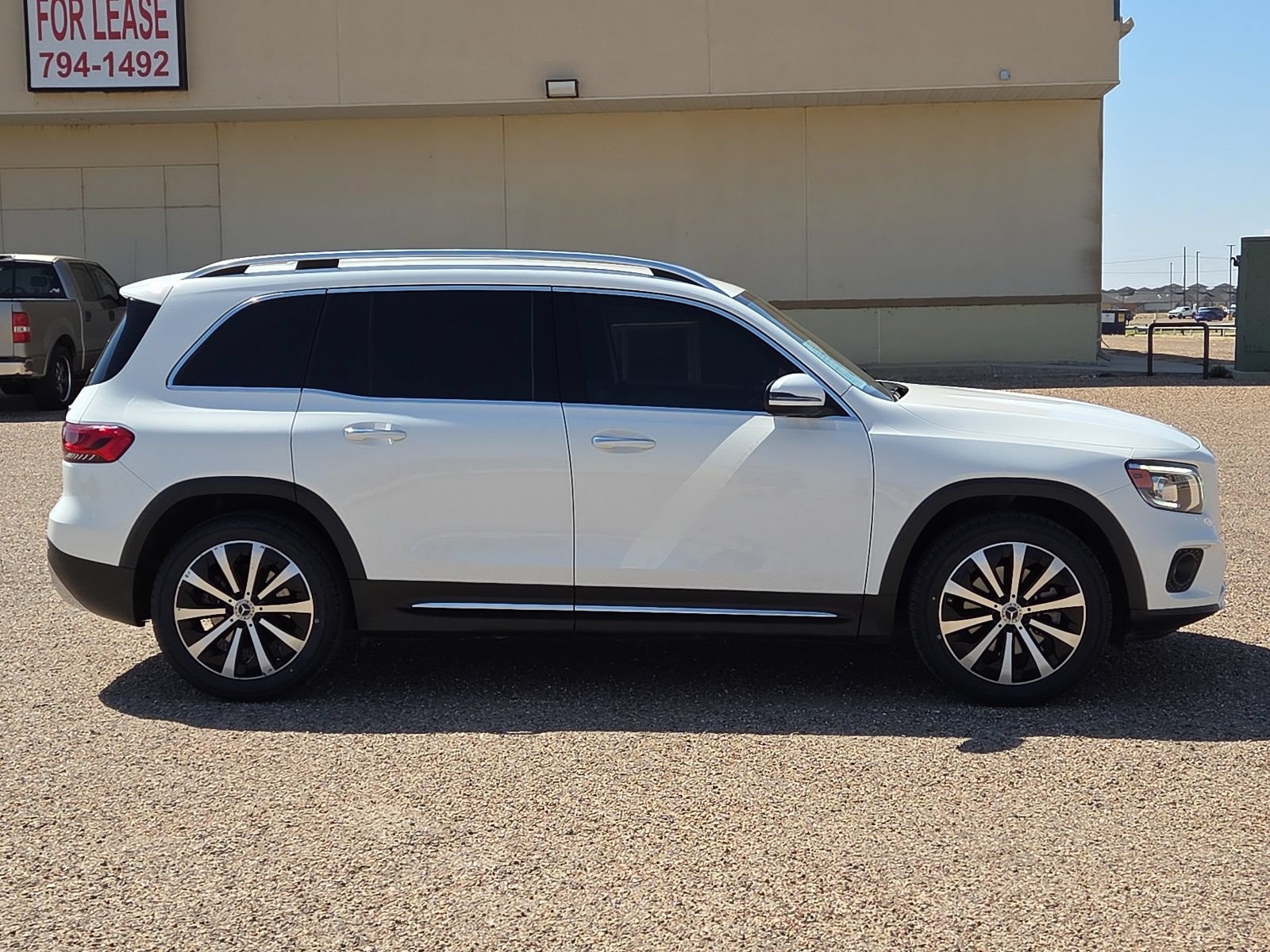 Used 2022 Mercedes-Benz GLB 250 4MATIC w/ Premium Package Lite image 6