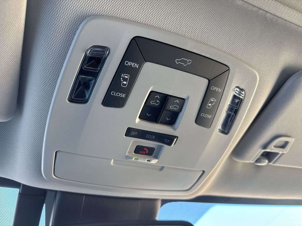Used 2025 Toyota Sienna XLE FWD image 19