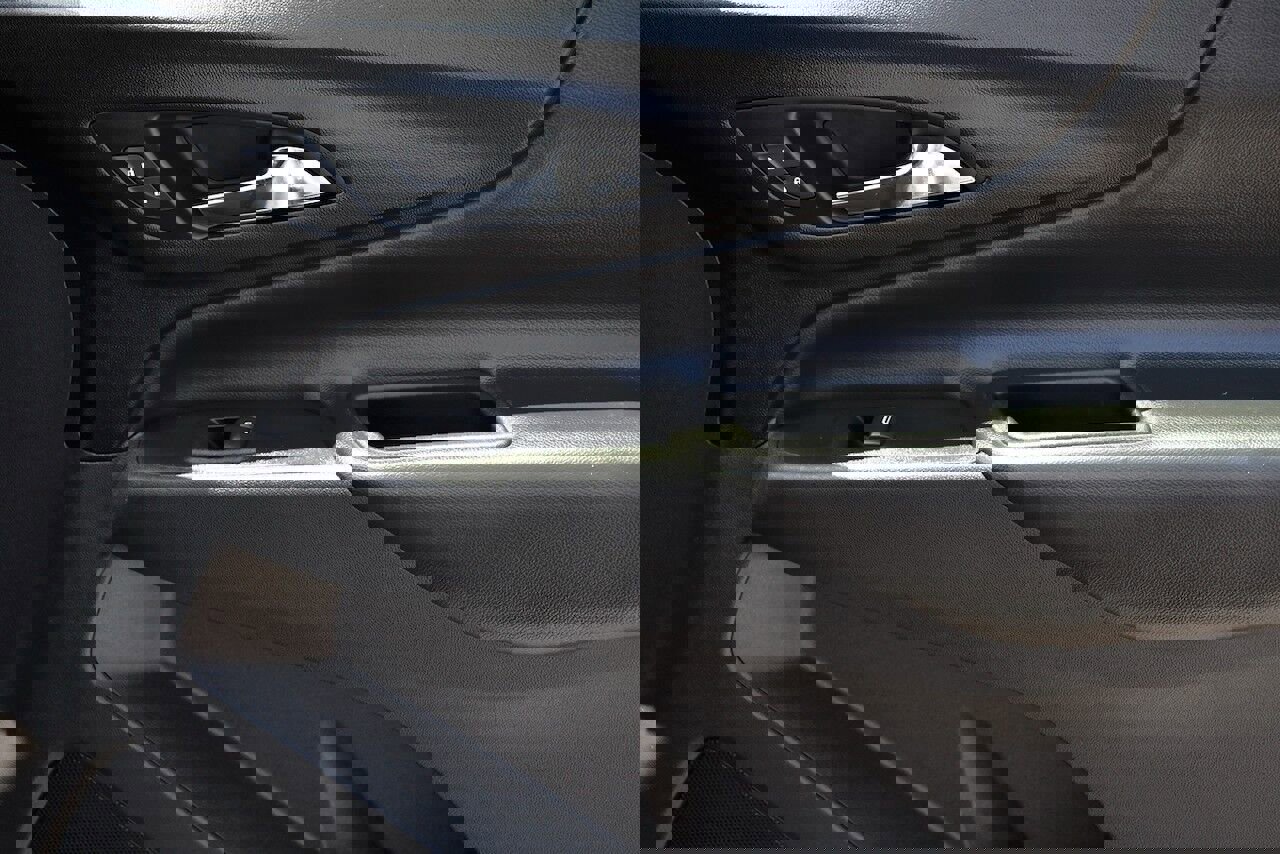 Used 2021 Chevrolet Equinox LT w/ Driver Convenience Package image 18