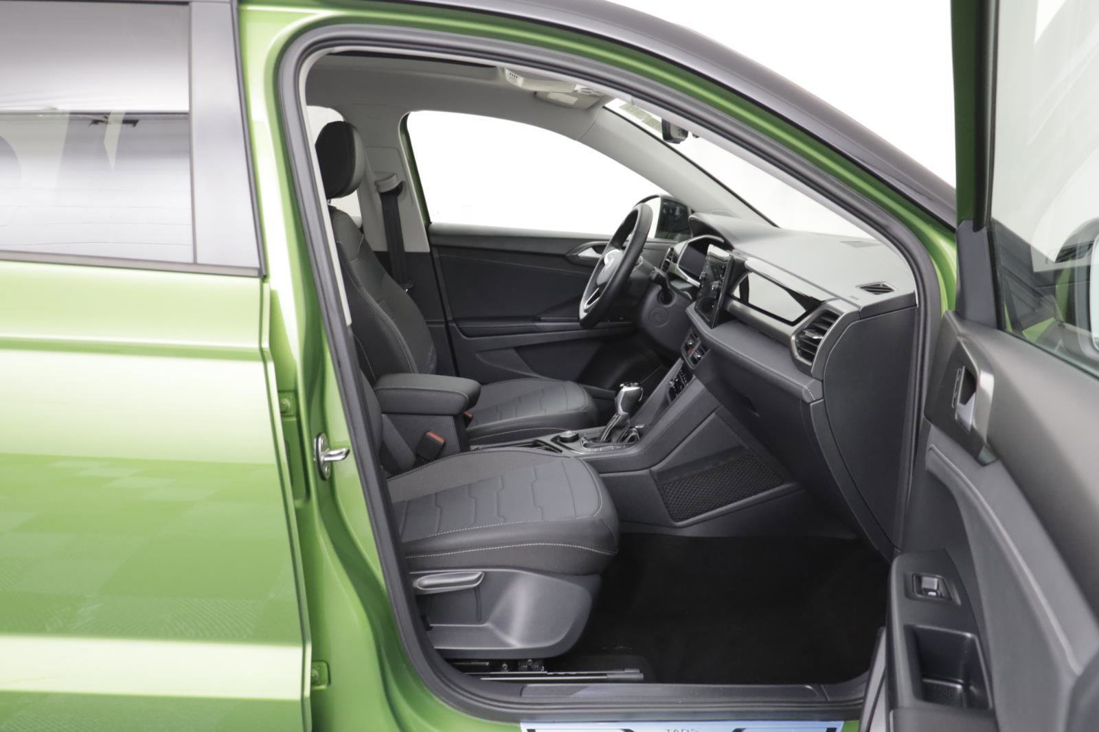 Used 2025 Volkswagen Taos SE image 18