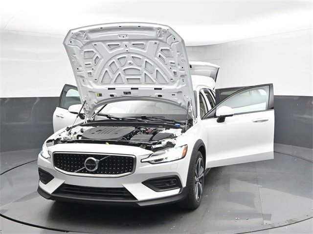 Used 2024 Volvo V60 B5 Cross Country Plus image 54