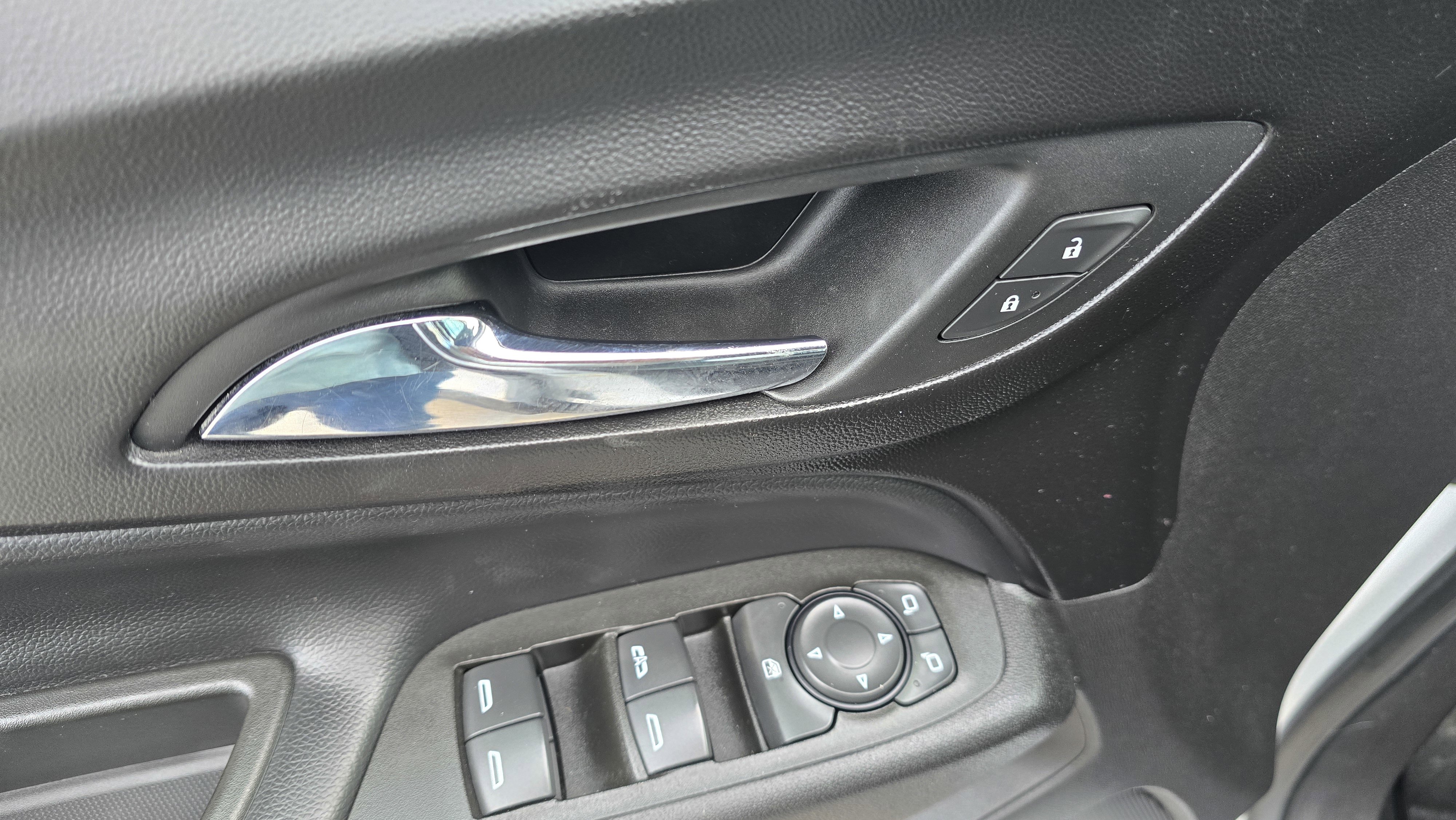 Used 2018 Chevrolet Equinox LT w/ Sun & Infotainment Package image 12