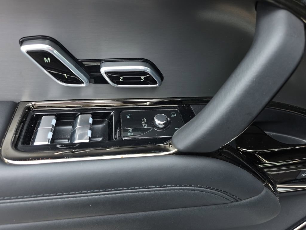 Used 2025 Land Rover Range Rover Sport SE AWD/4WD image 16