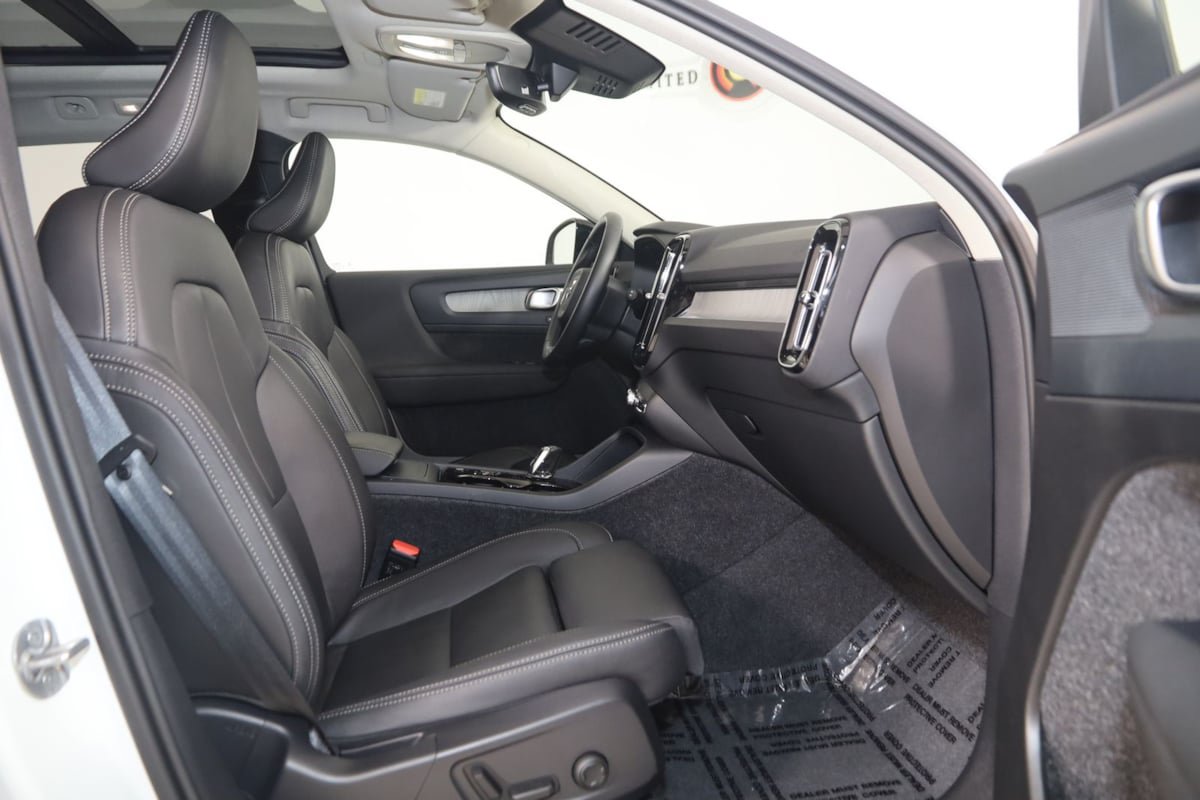 Used 2026 Volvo XC40 B5 Plus AWD/4WD image 13