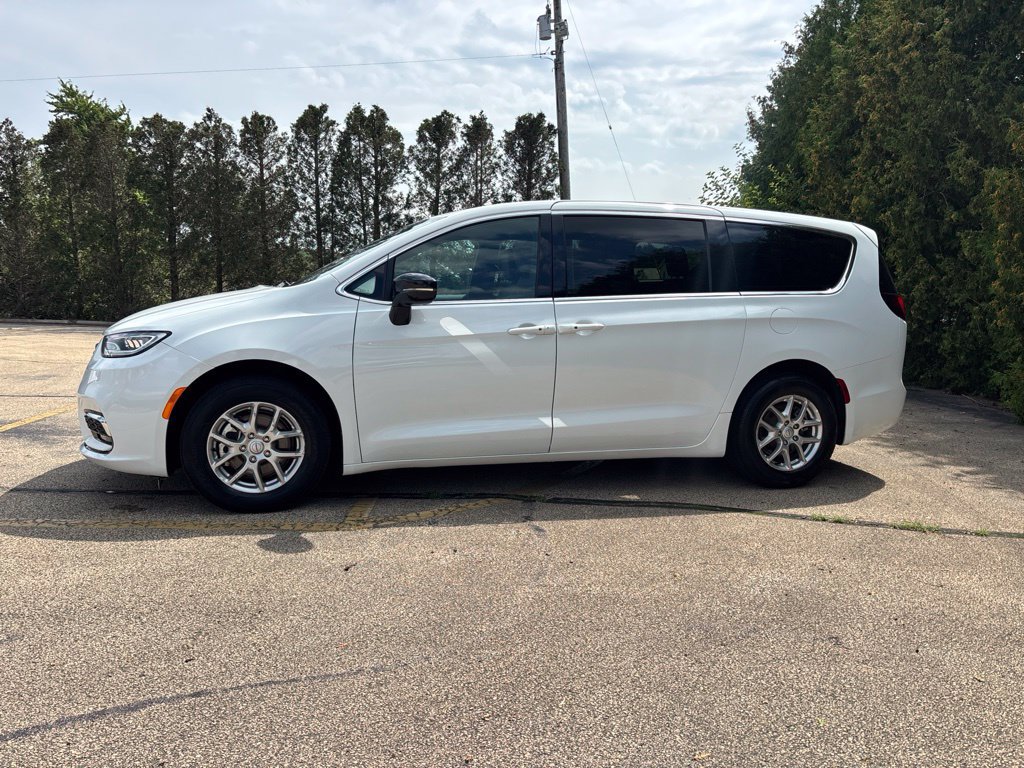 Used 2026 Chrysler Pacifica Select FWD image 4