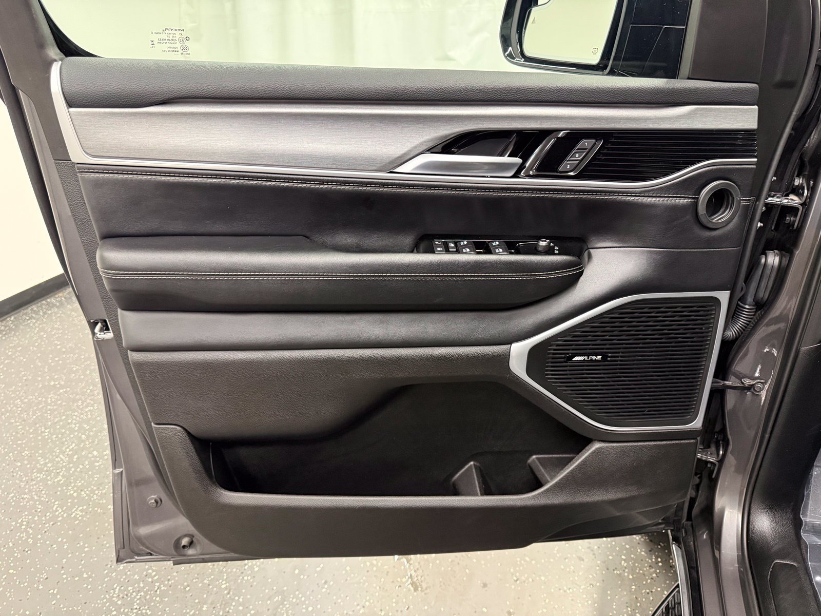 Used 2025 Jeep Wagoneer Series II AWD/4WD image 9