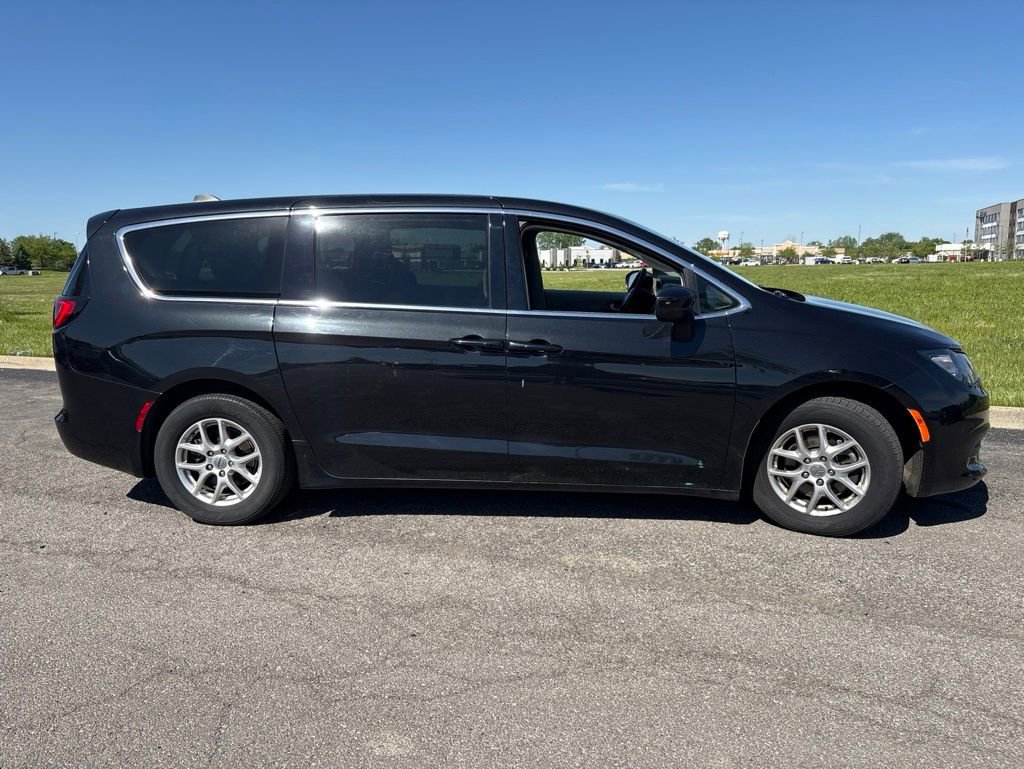 Used 2022 Chrysler Voyager LX FWD image 11