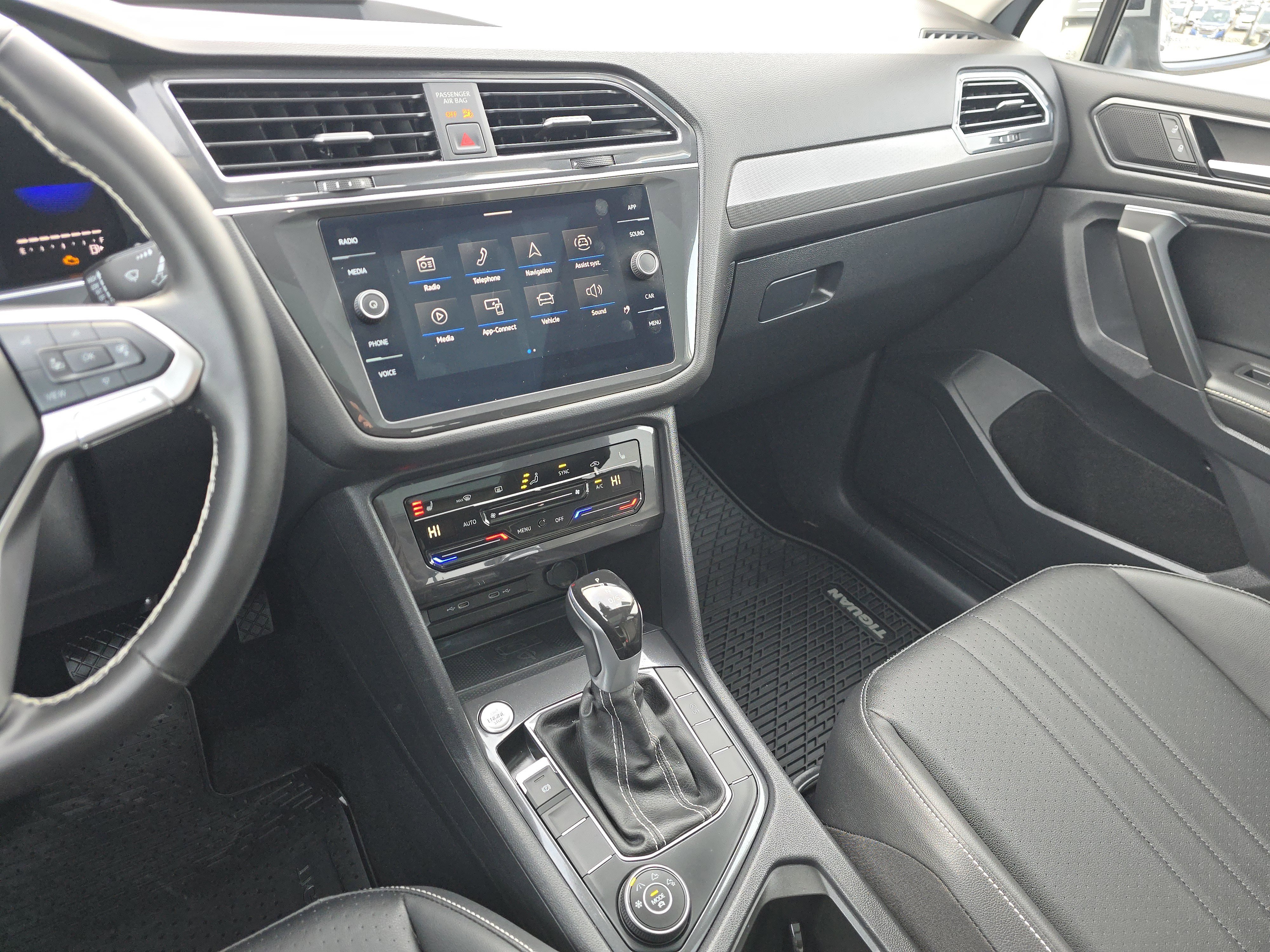 Certified 2023 Volkswagen Tiguan SE w/ Panoramic Sunroof Package AWD/4WD image 23