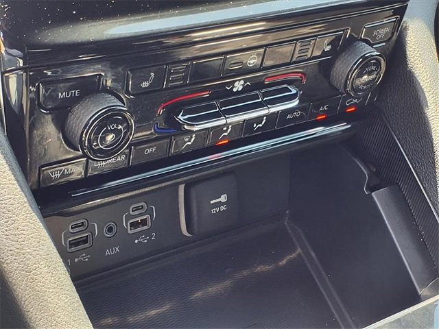 Used 2024 Jeep Grand Cherokee Altitude image 10