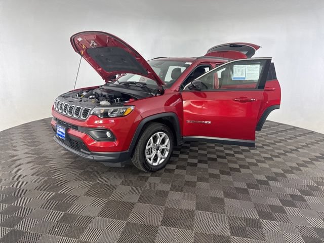 Used 2025 Jeep Compass Latitude AWD/4WD image 12