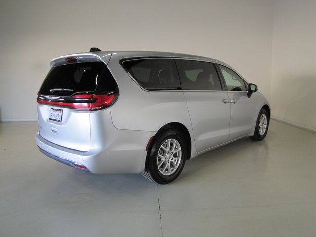 Used 2023 Chrysler Pacifica Touring-L image 21