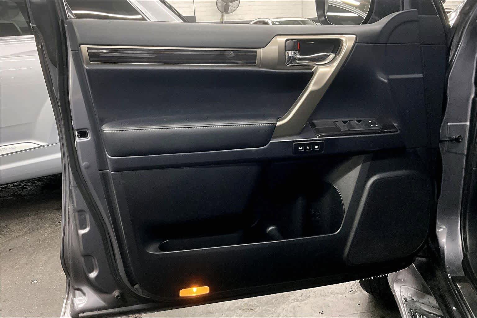 Used 2021 Lexus GX 460 Premium w/ Accessory Package image 22